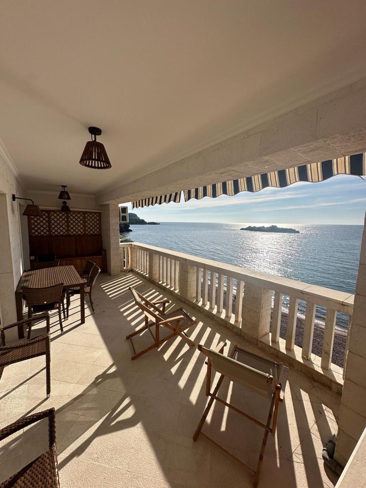Beachfront Four Bedroom * Sveti Stefan
